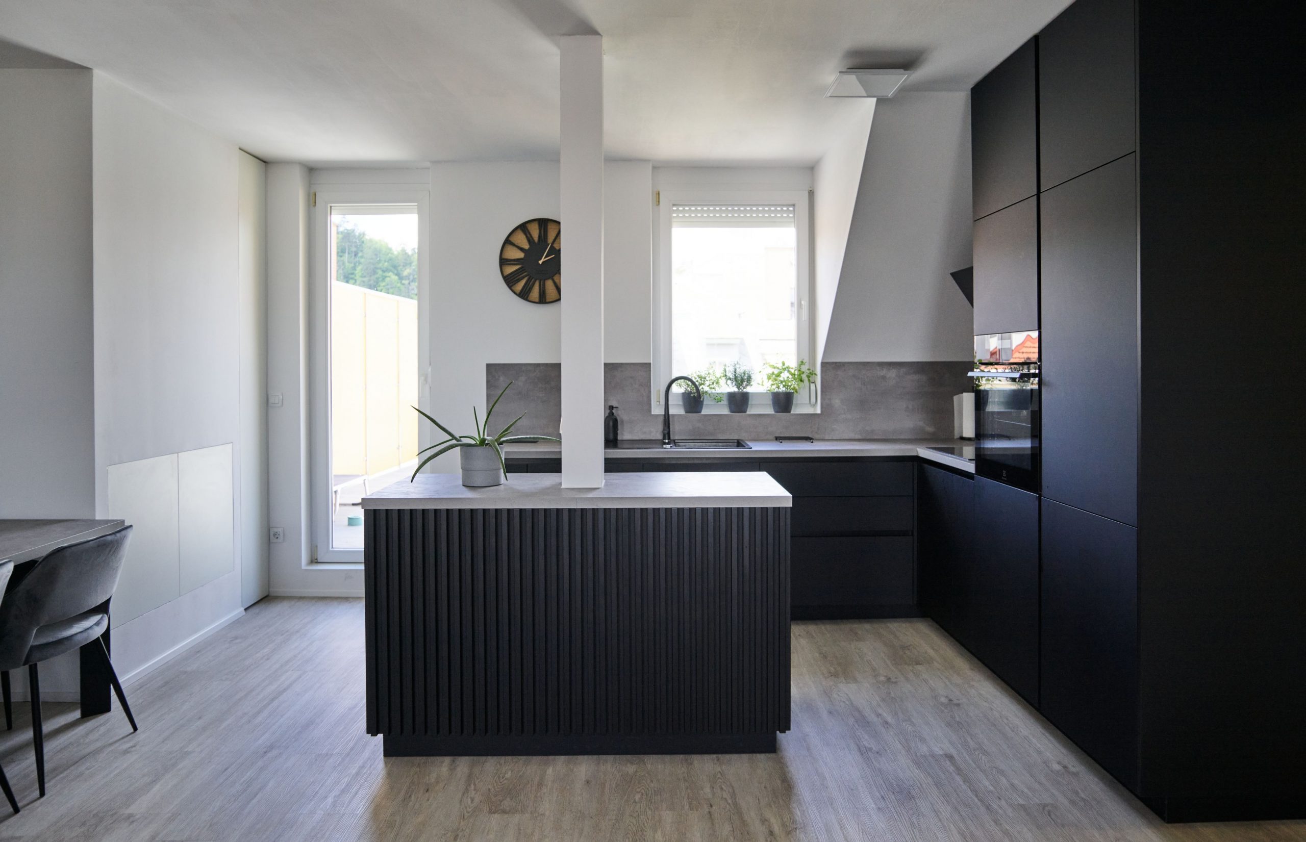 moderna kuhinja Nero