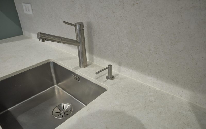 Moderna zelena kuhinja optimat antifinger material s tehničnim kamnom.