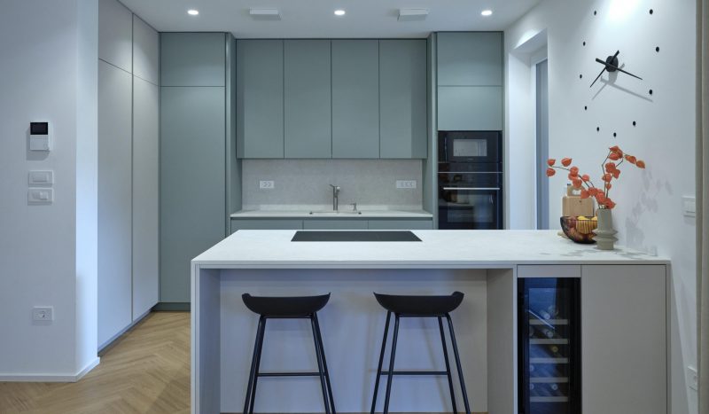 Moderna zelena kuhinja optimat antifinger material s tehničnim kamnom.