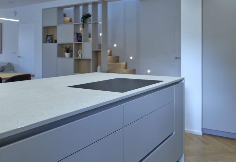 Moderna zelena kuhinja optimat antifinger material s tehničnim kamnom.